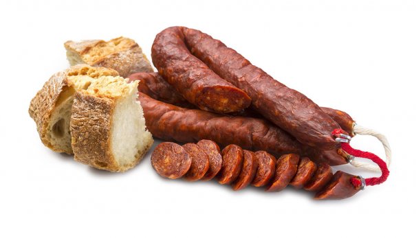 Chorizo Asturiano produceras i Asturienprovinsen i nordvästra Spanien där ett stort antal korvtyper produceras. Asturiska korvar röks ofta.