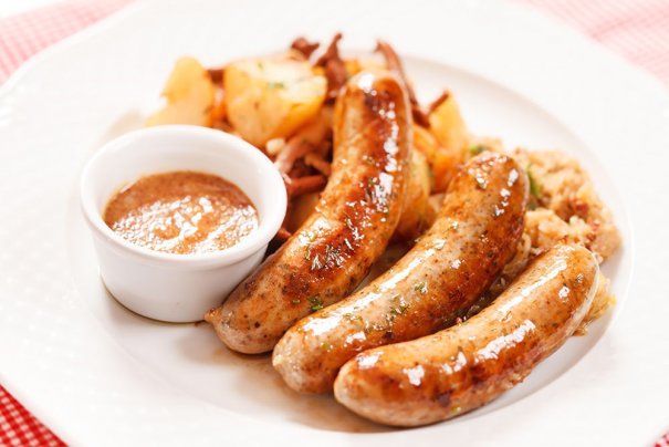 Bratwurst - Hamburger har sitt ursprung i staden Hamburg. Korven är helt gjord av fläskkärrÃ© inklusive fett. Namnet bratwurst kommer från det gamla tyska ordet 