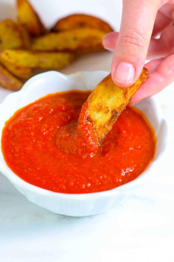 Hemlagad ketchup är ett måste. Det är så enkelt, smakfullt och lätt att krydda eller byta ut baserat på vad du älskar.