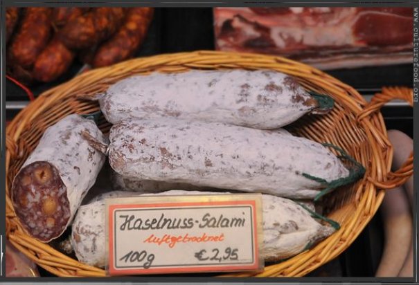 Hasselnötssalamin tar det ursprungliga salami-receptet som vi alla känner och älskar och kombinerar hasselnötter till blandningen som  ger en fantastisk smak när torkningen är klar