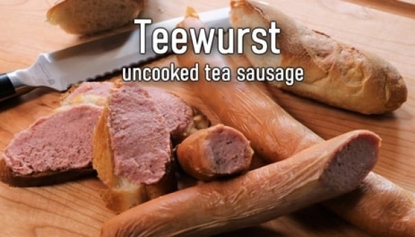 Teewurst uppfanns i Pommern, troligen i den lilla baltiska staden Rügenwalde (nu Darłowo, Polen), i mitten av 1800 -talet. Namnet, som betyder tekorv, sägs härröra från vanan att servera det i smörgåsar sent på eftermiddagen .. Fram till 1945 var korvindustrin i Rügenwalde väl etablerad och Teewurst var den mest kända produkten.