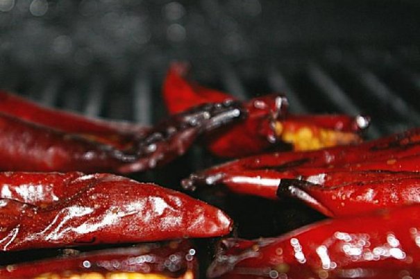 Chipotles är helt enkelt rökta jalapeño -paprika. Hemligheten är att torka ut chili i en rökmiljö utan att tillaga dem först. Håll temperaturen låg för bästa resultat. Använd dem sedan som smakämne för allt från soppor till salsa.