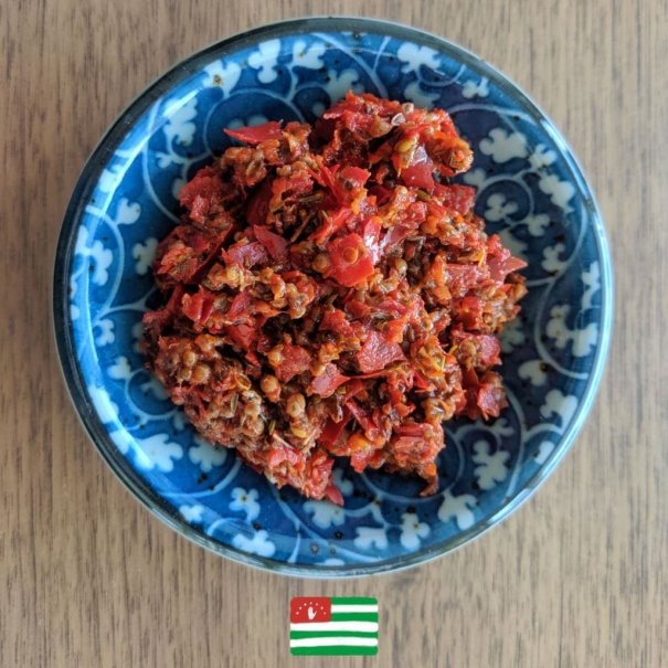 Från Abchasien: En lätttillverkad peppar-vitlökspasta som ligger någonstans mellan asiatiskt och medelhavsinspirerat: traditionellt serveras med oststavar eller används till stekt kött, ger den en oväntad twist till alla rätter