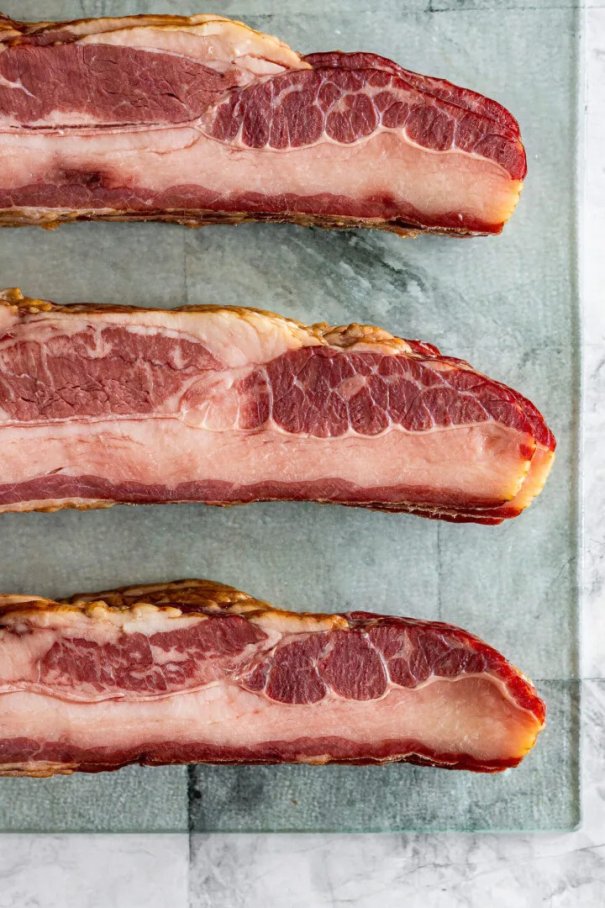 Nötbacon är helt enkelt utsökt. Föreställ dig bacon, föreställ dig nu att det smakar som nötrevben. Detta lättlagade bacon är den sötsalt-rökiga kusinen till grisbacon. Du kommer älska det!