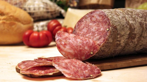 Låt oss göra en italiensk klassiker som stammar från den toskanska regionen i Italien. Finocciona salami. Denna fänkålssalami går så långt tillbaka som till medeltiden när peppar var extremt dyrt och fänkål växte i överflöd.