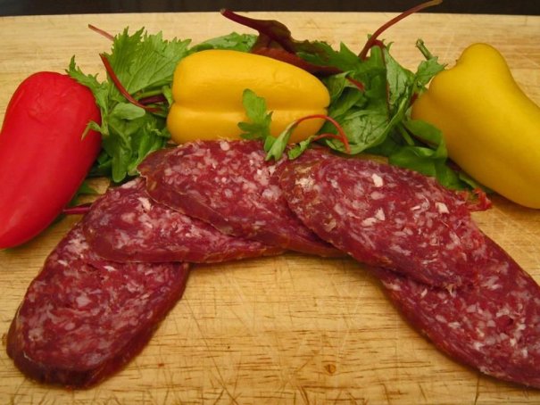 Denna läckra salami är gjord på vildsvin, vilket ger salamin en helt ny och fantastisk smak och konsistens.