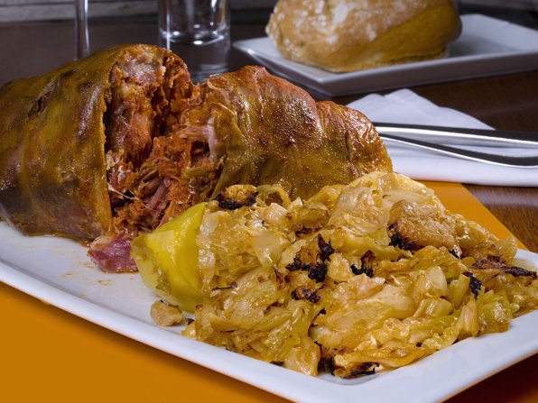 Botillo del Barzo är en typ av rökt korv som stoppas i grisens kapsel (caecup), en påse med stor diameter som är början på tjocktarmen. Botillo del Bierzo väger i genomsnitt 1 kg. Regionen El Bierzo består av 38 kommuner väster om provinsen León (Kastilien-León) i Spanien. Botillo del Bierzo har klassificeringen PGI sedan 2001.