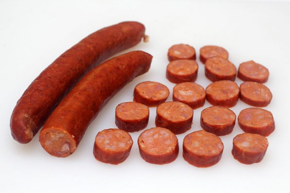 Andouille-korv är en klassisk rökt korv från Louisiana som används i rätter som gumbo eller jambalaya. Den regionala matlagningsstilen Cajun använder många starka kryddor och grönsaker och är känd för sina originella korvar: Andouille, Boudain, Chaurice (lokal version av spansk chorizo) eller Tasso (rökt fläsk). Det är inte lätt att komma fram till ett universellt recept på andouillekorv. Vissa recept innehåller torrt rött vin, andra lagerblad, kryddpeppar, salvia, paprika, krossad röd paprika, socker, lökpulver, pequinpeppar, muskotblomma, muskot, salvia, ancho chili, filépulver etc. Så vilken är den äkta andouillekorven? Eftersom nästan alla recept innehåller följande ingredienser: fläskbog, salt, krossad peppar, vitlök, timjan och cayennepeppar, har vi beslutat att hålla det enkelt och endast inkludera de nämnda ingredienserna och inget annat. Men känn dig fri att improvisera och inkludera vilka kryddor du vill.