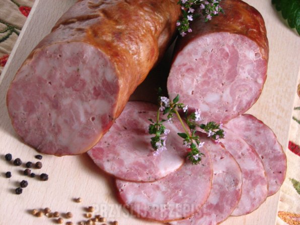 Denna polska korv har fått sitt namn från sidfläsket. När den är saltad och rökt får den en baconsmak. En utmärkt korv för alla baconälskare. Ingredienser: