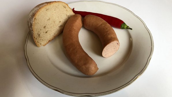 Botifarra Catalana Cruda är en enkel färsk korv från Barcelona, Spanien. Korven måste förvaras i kylskåp och tillagas helt innan servering.