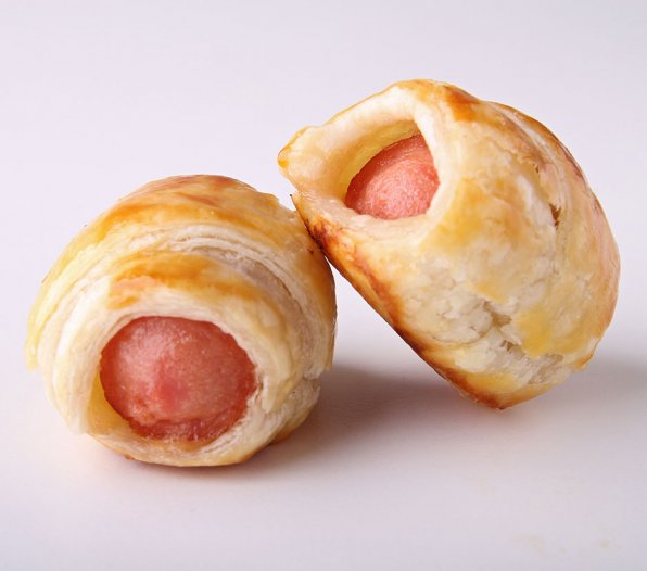 Battered sausages är en typ av korv som finns över hela Storbritannien, Irland, Australien och Nya Zeeland. De liknar i konceptet en corn dog (en varmkorv som är täckt av ett tjockt lager majsmjölssmet) men serveras normalt inte på en pinne. En variant som finns i County Meath på Irland är känd som 
