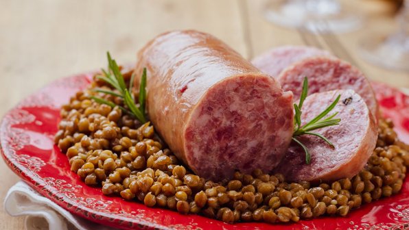 På många sätt liknar Cotechino Modena SGB Zampone Modena SGB eftersom båda korvarna använder en stor andel fläskskinn som ingrediens. Den största skillnaden är att Cotechino ser ut som en korv och Zampone som är stoppad i en hel grisfot startar en omedelbar konversation, åtminstone för konsumenter som aldrig har sett den förut. Denna metod för att tillverka fläskkorv har sitt ursprung i Modena och spred sig senare till andra regioner i centrala och norra Italien.  Korven har en karakteristisk smak. Korvmakarnas tekniska färdigheter, som traditionellt har förts vidare mellan yrkesutövarna, är en väsentlig del av produkten, och än i dag formas dess egenskaper av betydelsen av miljömässiga och mänskliga faktorer.