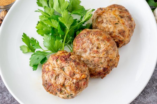 Figatells är en färsk spansk korv gjord på fläskkött, fläsklever och njurar. Korven är populär i regionerna Valencia och Aragonien. Det är en typ av hamburgare som lindas in i nätfett och sedan steks eller grillas.
