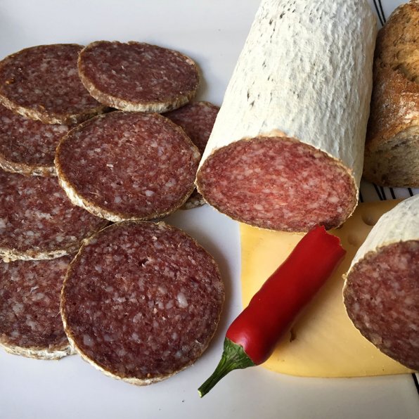 Ungersk salami från huvudstaden Budapest. Budapesti Téliszálami bär SGB, 2009 klassificering.