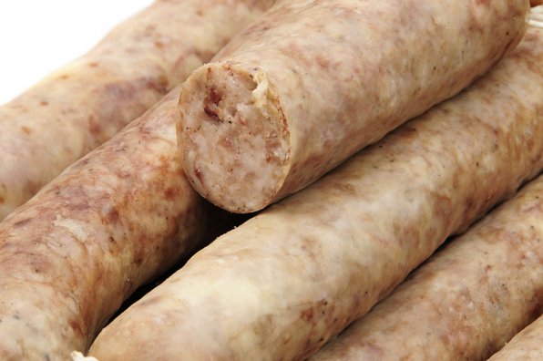 Butifarra blanca betyder på spanska ”vit korv”. Det finns varianter med ris, och i många fall ingår hela ägg. Många länder har liknande korvar, till exempel Boudin Blanc i Frankrike eller White Pudding i England.