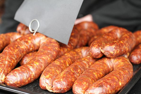 Den ursprungliga spanska chorizon tillverkas av grovhackat fläskkött och kryddas med paprika och vitlök. De flesta sydamerikanska chorizon är av den färska typen som steks till frukost eller grillas över öppen eld. Mexikansk chorizo är en färsk korv tillverkad av malet fläskkött och kryddad med chilipeppar, vitlök och vinäger. Den är saftigare och mycket starkare än den spanska chorizon.