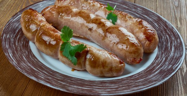 Makanek, även känd som ma'ahani-korv, är en liten libanesisk korv. Eftersom muslimer inte äter fläsk eller konsumerar alkohol bör ett pålitligt recept inte innehålla sådana ingredienser. Att använda svaga spritdrycker som vin är vanligtvis tillåtet i matlagning.