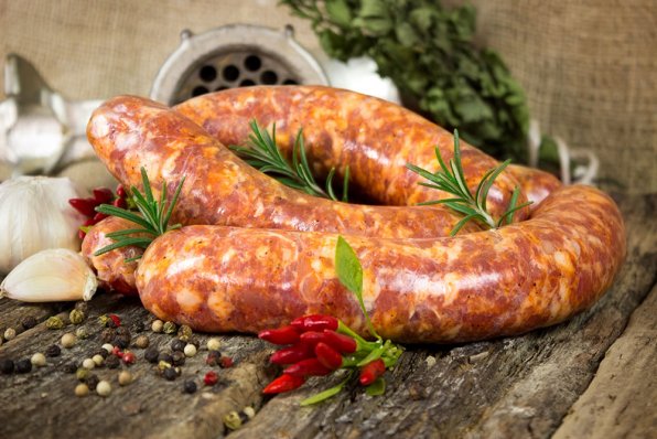 Longaniza-korv tillverkas i många regioner i Spanien. Denna färska longaniza kommer från Murcia. Den är gjord på fläskkött och stoppad i tarmar med liten diameter. Longaniza kan vara av den färska sorten, som måste förvaras i kylskåp och tillagas helt innan servering, eller så kan den torkas i luft och bli en torr korv som kan ätas utan tillagning.