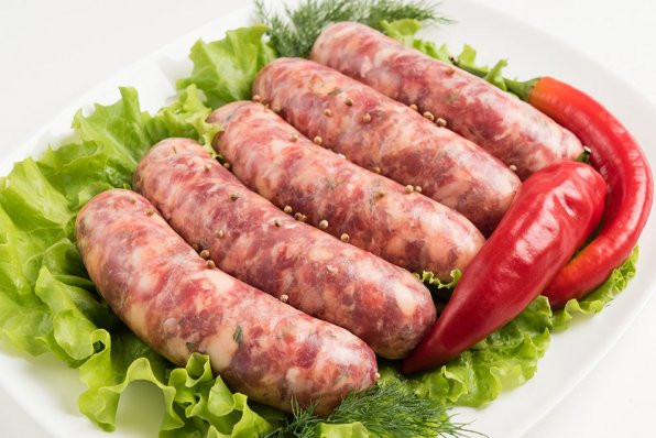 Traditionell dominikansk longaniza tillagad med saft från pomerans (naranja de Sevilla) eller lime, vitlök, oregano och salt.