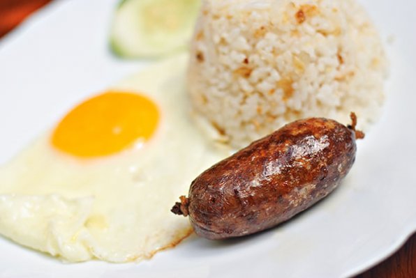 Longanisa är en filippinsk version av den spanska korven Longaniza. Longaniza är också populär i Argentina, Chile, Mexiko och alla andra spansktalande länder, inklusive Karibiska öarna som Kuba och Dominikanska republiken. Och naturligtvis finns det olika varianter av Longaniza. År 1565 anlände den spanske erövraren Miguel López de Legazpi till Cebu på Filippinerna från Mexiko (Nya Spanien) och grundade en permanent spansk bosättning som varade i över trehundra år. Detta medförde katolska religionen, spansk lagstiftning, administration och en ny kultur. Matlagningskonsten var inget undantag och spanska korvar introducerades också. De måste modifieras något på grund av det annorlunda, heta och fuktiga klimatet, men namnen förblev desamma. Den mest populära korven i Filippinerna är Longanisa (i Spanien kallad Longaniza) och den har en distinkt smak i varje region i landet: Lucban är stark på vitlök och oregano, Guagua är saltare med mer vinäger, eller fingerstora från Guinobatan. Traditionell Longanisa kan torkas (om förhållandena tillåter) och ibland röks, men den kan också förvaras färsk eller fryst och tillagas. Till skillnad från spanska longanizas kan filippinsk Longanisa tillverkas av kyckling eller till och med tonfisk.