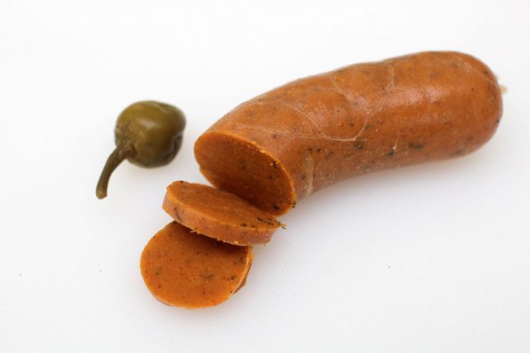 En spansk chorizo av god kvalitet tillverkas av fläsk, oregano, vitlök och spansk rökt paprika, även kallad ”pimentón”. Pimentón ger en karakteristisk smak och en djup röd färg.