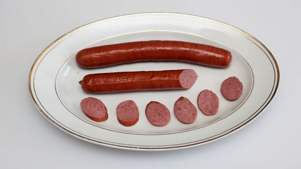 Cervelatpølse, även känd som Kødpølse, är en emulgerad rökt dansk korv. Tarmarna målas vanligtvis röda med ett traditionellt rött färgämne (karmin) som i USA är känt som röd livsmedelsfärg.