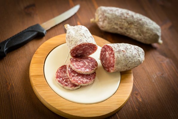 Italiensk liten torr korv. Cacciatore betyder