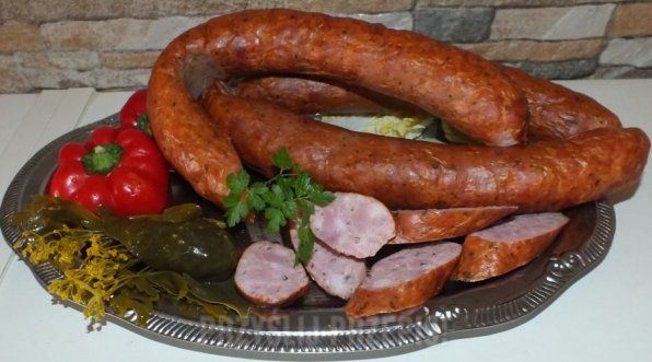 Kumminkorv (Kiełbasa Kminkowa). Korven får sin karakteristiska smak och doft från kummin. Kummin är ett populärt krydda som ofta tillsätts i rågbröd för extra smak. Det används också tillsammans med dill och vitlök för att göra pickles. Det är ett starkt krydda med en doft som påminner om kummin. Kummin är som vitlök; antingen älskar man det eller så hatar man det.