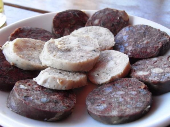Denna butifarra är populär på Balearerna och tillverkas av magert fläskkött, halsflik, ryggfett och lite blod, vilket gör att dess konsistens inte är lika svart som i andra spanska blodkorvar såsom Butifarra Negra, Blanquet, Paltruch eller morcillas.