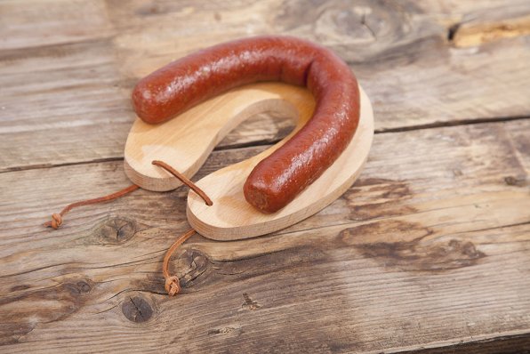 Rookworst är en populär holländsk rökt korv gjord av fläskkött eller fläskkött och nötkött/kalvkött och rökt med bokträ. Gelderland är Nederländernas största provins, belägen i den centrala östra delen av landet.