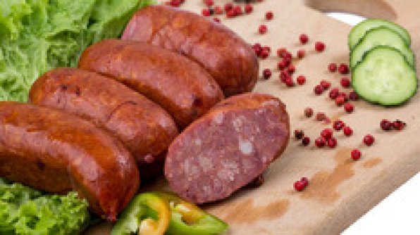 En färsk (rå) italiensk korv är en underbar korv för stekning eller grillning och kan hittas i alla stormarknader i USA. Den dominerande smaken i färsk italiensk korv är fänkål och genom att lägga till (eller inte) cayennepeppar kan vi skapa söt, medium eller het variation. Stekt på en het platta med grön paprika och lök säljs den av gatuförsäljare överallt i New York City. Förväxla den inte med billiga pocherade varmkorvar på ett bröd, italiensk korv är större och serveras på en lång rulle av tunnelbanetyp. Den är magrare än andra färska korvar och de amerikanska reglerna tillåter inte mer än 35% fett i receptet. Fänkål, ibland tillsatt med anis, är den dominerande kryddan i denna korv. I de flesta fall görs den som en färsk korv för grillning men den kan också rökas. Det här receptet är på en rökt variant som kan avnjutas kall eftersom den är färdig att äta när som helst.