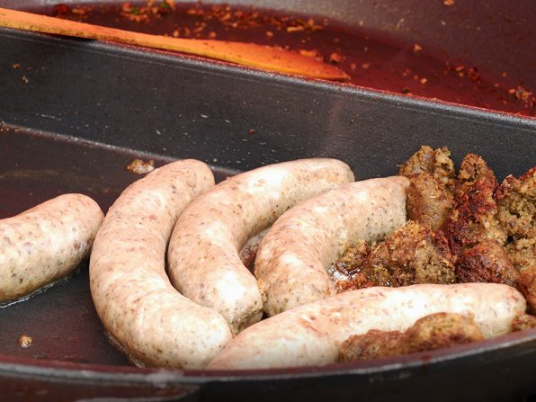 Jaternice är en tjeckisk/slovakisk korv gjord på fläskkött/avfall och ett fyllnadsmaterial som ris eller korn. Korven är grovmalen och innehåller alltid vitlök. Den tillverkades ursprungligen av inälvor som lever, lungor, huvud och hjärta från fläsk. Blod tillsattes ibland också. Det är lite meningsfullt att argumentera om korvens ursprung eftersom både Tjeckien och Slovakien tidigare var ett land som kallades Tjeckoslovakien.