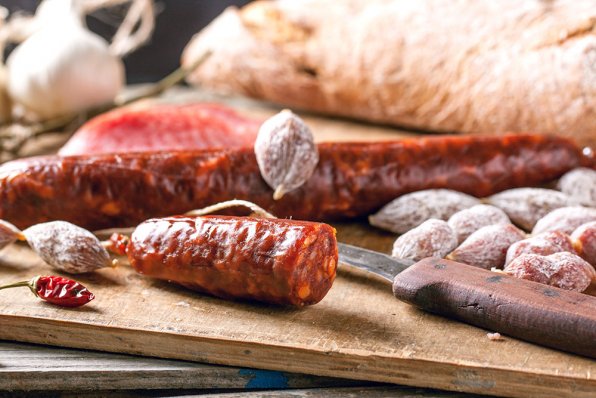 Chorizo Cántabro är en baskisk chorizo som är populär i Kantabrien, en autonom region på Spaniens nordkust. Korven är gjord på