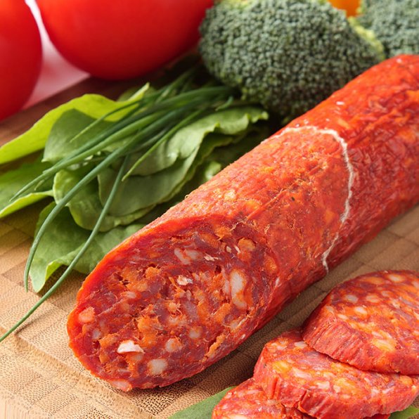 Chorizo de Pamplona är en stor torr korv som är mycket populär inte bara i Navarra-regionen i Spanien där den har sitt ursprung utan överallt i Europa och i USA. Det är en rak korv med stor diameter (min 40 mm), ca 30-40 cm lång och i torr form väger den ca 1,5 kg (3,3 lbs). Korven tillverkas av fläsk- och nötkött eller enbart fläskkött (80/20 magert/fet). Till skillnad från andra chorizos är köttet i Chorizo de Pamplona finmalet.