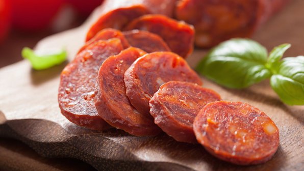 Soria är en stad i norra centrala Spanien och huvudstad i provinsen Soria i regionen Kastilien och León. Korven är gjord av magert fläsk och fett, även om det är tillåtet att lägga till lite nötkött. Salt, pimentón och vitlök tillsätts, korven stoppas i fläsk- eller nötköttstarmar med stor diameter och torkas.