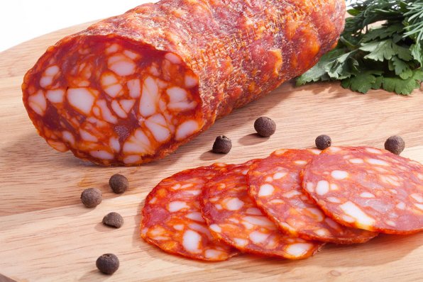 Chorizo Gallego är den mest populära korven i Galicien. Korven produceras av kommersiella köttfabriker och hobbyister hemma av kvalitetskött: magert fläskkött (70-80%) och ryggfett (20-30%). Den kännetecknas av en mörkröd färg och synlig och generös fördelning av fettbitar. Korv är säker att äta efter att ha tappat 30% av sin ursprungliga vikt. Chorizo Gallego konsumeras rå, stekt, grillad eller blir en ingrediens i många rätter.