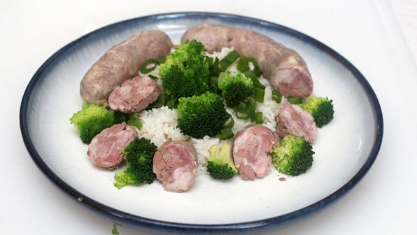 Botifarra Perol har sitt ursprung i Gerona (på katalanska Girona) som är en stad och kommun i regionen Katalonien, men den har blivit populär i andra katalanska provinser. I traditionellt producerad botifarra tillagades allt kött i en gryta som kallas