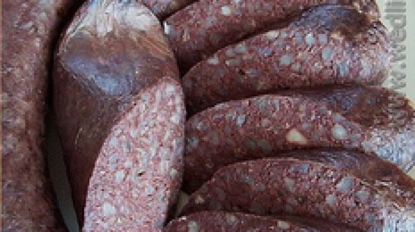 Detta recept kommer från den polske slaktmästaren och korvtillverkaren Dziadek. I polska blodkorvar används ofta bovetegryn eller korn som fyllnadsmaterial. Nästan alla korvätande länder har en blodkorv baserad på grisblod och nästan alla blodkorvrecept innehåller lök och fyllmedel som havregryn, korn, brödsmulor, ris, majsmjöl, bovetegryn, semolina, mjöl etc.