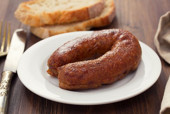 Portugisisk rökt korv, tillverkad av kött från grisar av rasen Bisaro eller korsningar som måste vara 50 % Bisaro. Alheira de Vinhais har skyddad geografisk beteckning (SGB), klassificering från 2008.