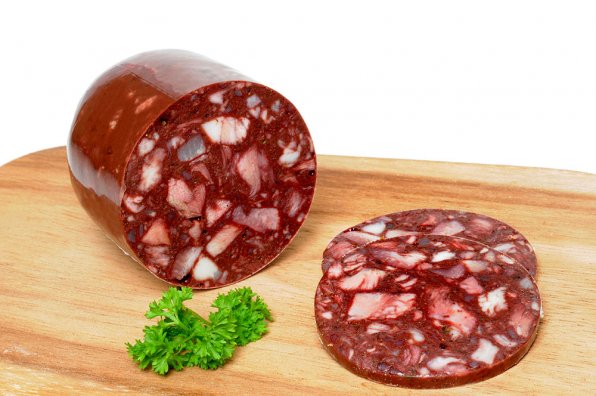 Den mörka färgen på denna sylta beror på blodet, som är en av ingredienserna. Att tillverka sylta med blod är ett vanligt förfarande.