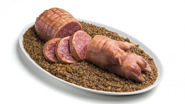 Zampone Modena är utan tvekan en av de mest originella korvarna. Köttfärsen stoppas i naturliga tarmar gjorda av grisfotens hud, komplett med tårna, och knyts ihop i toppen.  År 1510 ingick invånarna i Modena en allians med Venedig, vilket djupt kränkte påven Giulio II, även känd som ”krigarpåven”. Påven belägrade Modena, eftersom han ansåg att provinsen låg inom hans inflytandesfär. Utan livsmedelsförsörjning var invånarna i Modena tvungna att konservera det de hade, och någon kom på idén att ben ur grisens framben och fylla dem med en blandning av fläskkött, överbliven hud och kryddor. Påven vann, men den nya korven, som kallades Zampone, överlevde och är fortfarande lika populär som någonsin. Zampone Modena produceras inom sitt traditionella geografiska produktionsområde, som omfattar hela territoriet i följande italienska provinser: Modena, Ferrara, Ravenna, Rimini, Forlì-Cesena, Bologna, Reggio Emilia, Parma, Piacenza, Cremona, Lodi, Pavia, Milano, Monza-Brianza, Varese, Como, Lecco, Bergamo, Brescia, Mantova, Verona och Rovigo.  Translated with DeepL.com (free version)