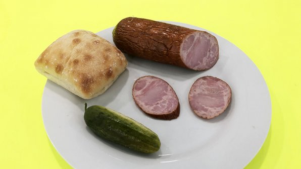 Polsk rökt och bakad korv med synliga köttbitar som hålls samman av emulgerat nötkött.