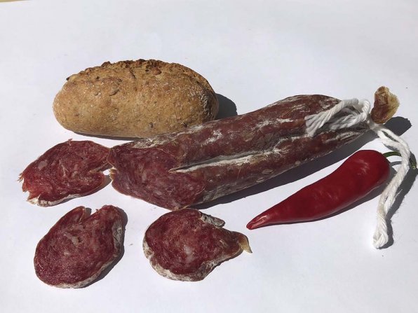 Namnet på denna longaniza kommer från det katalanska ordet ”pagès” som betyder ”bonde”. Longaniza de Payés är en smal och lång torrkorv täckt med mögel. 