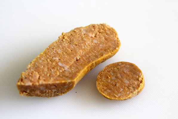 Att inkludera pumpa i ett korvrecept minskar drastiskt kaloriinnehållet i en köttkorv, men om man tillsätter mer än 30 % pumpa försvagas köttsmaken och konsistensen blir mjukare. Tillsätt inte vatten när du blandar ingredienserna, eftersom pumpapuré redan innehåller 91 % vatten. Tillsätt potatisstärkelse eller potatismjöl för att binda en del av vattnet och göra korvkonsistensen tätare.