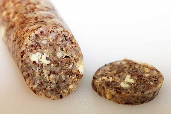 Triangulära bovetegryn används ofta i västra Asien och östra Europa. Gröt var vanligt och ansågs ofta vara den definitiva bondrätten. Rätten fördes till Amerika av ukrainska, ryska och polska invandrare som kallade den kasha och använde den som fyllning i kålrullar, knishes eller serverade den med kött och gulasch. Bovete är en populär ingrediens i blodkorv. Bovete är en kort säsongsgröda som växer bra på magra eller sura jordar. Till skillnad från andra grödor reagerar bovete negativt på för mycket gödsel, särskilt kväve. När vi upptäckte gödselmedel blev andra spannmål mer lönsamma eftersom de reagerade bra på gödselmedel. Bovete innehåller inget gluten.