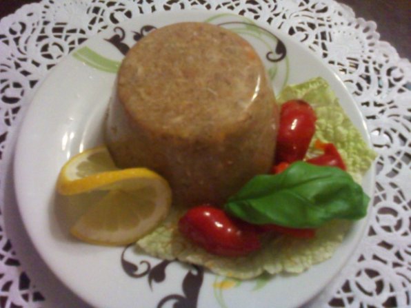 Zylc är en traditionell köttgelé från den norra delen av Polen som kallas Pommern. Området gränsar till Östersjön, som är känd för sina korta vågor, kalla vatten och starka vindar. Traditionell Zylc var en köttgelé gjord på fläskben som passade mycket bra ihop med vodka eller öl. Ursprungsbefolkningen i området Kaszuby började använda grisars huvuden och alla köttbitar som blev över efter slakten. Numera är det svårt att köpa grisars huvuden, som vanligtvis säljs delade på mitten, rengjorda och färdiga att tillagas, så de flesta ersätter huvudet med grisaxel eller den övre delen av frambenet, som kallas picnic. Köttbehovet för huvudost eller köttgelé är i princip detsamma, eftersom tillverkningsprocessen är nästan identisk. Om det stoppas i grismage eller ett syntetiskt hölje med stor diameter blir produkten huvudost, men om det får svalna i en skål blir det köttgelé. I båda fallen behöver vi kött med mycket bindväv, eftersom sådant kött innehåller mycket kollagen som först smälter och sedan svalnar och bildar en gelé. Gelén binder samman alla delar på ett fint sätt. Man kan använda kommersiell gelatin som binder alla typer av kött, med eller utan bindväv, men smaken och aromen på den färdiga produkten blir annorlunda. En köttgelé gjord med gelatinpulver blandat med vatten har en neutral smak, men vätskan som blir kvar efter tillagningen av kött och grönsaker är en underbart smakrik köttbuljong, så den traditionellt tillverkade köttgelén har en överlägsen smak och arom. Kaszuby införde några anmärkningsvärda skillnader: för det första maler de alla kokta ingredienser genom en fin sil, för det andra tillsätter de tillräckligt med vinäger så att produkten får en lätt syrlig smak. De flesta äter ändå huvudost eller köttgelé med citronsaft, vinäger eller inlagd gurka, så att tillsätta vinäger fungerar mycket bra. En amerikansk huvudost som kallas Souse innehåller också en märkbar mängd vinäger.