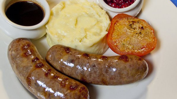 Tysk bratwurst gjord på viltkött. Viltkött är mycket magert, så det måste tillsättas en viss mängd fett. Vanligtvis tillsätts fläskfett. Enbär tillsätts ofta i produkter gjorda på viltkött, eftersom deras intensiva smak balanserar viltköttets ”viltiga” smak.