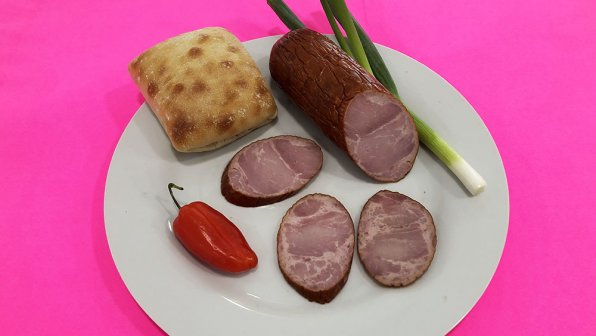 Polsk rökt korv av fläsk och nötkött från Warszawa.