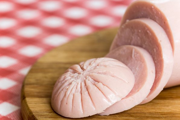 Kalkonkorv kan tillverkas av kalkonkött och fläskryggsfett. Fläsk- och nötköttsrester kan också tillsättas.