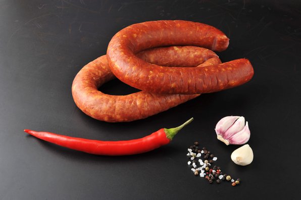 Namnet tatar uppträdde först bland de nomadiska turkiska folken i nordöstra Mongoliet i regionen kring Bajkalsjön i början av 400-talet. När flera av dessa nomadiska grupper blev en del av Djingis Khans armé i början av 1200-talet skedde en sammansmältning av mongoliska och turkiska element, och erövrarna av Rus och Ungern blev kända för européerna som tatarer (eller tartarer). Efter mongolrikets upplösning kom tatarerna att särskilt identifieras med den västra delen av riket, som omfattade större delen av europeiska Ryssland och var känt som Gyllene horden. Detta är en varmrökt version av den tatariska korven som ursprungligen var kallrökt och inte kokt. För att göra en kallrökt version, öka saltmängden till 28 g, ersätt vatten med Madeira-vin och följ instruktionerna för rysk kallrökt korv.